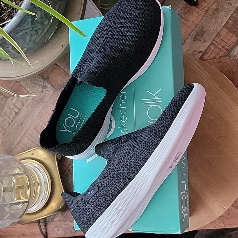 🎁Skechers Women's Black Slip-On Sneakers